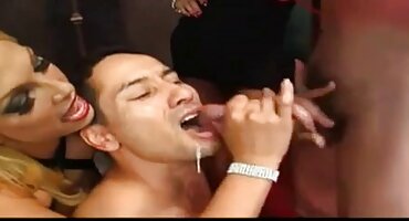 sex chuyển giới vn Cô gái được trao cho một phimsex 2020 người hàng xóm.